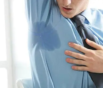 男性下面一直出汗是怎么回事（哪些男性下面常出汗要小心呢）