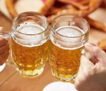 经常喝酒的男人会影响性功能吗（白酒和啤酒哪个更容易影响性功能）